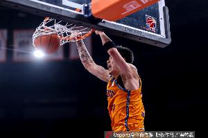 攻防俱佳！张镇麟半场8中6高效拿下15分2板2助4断 各种飞扣 配图