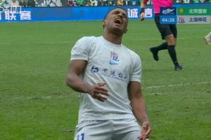 十分懊恼！米内罗禁区包抄打飞错失良机，申花本场仍0射正 配图