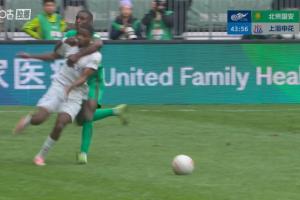 法比奥前场反抢搂抱马纳法，被马宁出示黄牌警告 配图