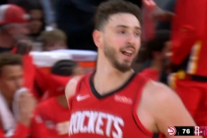 这必须秀一个！申京身后抢断一条龙面对空篮精彩背扣得分 配图