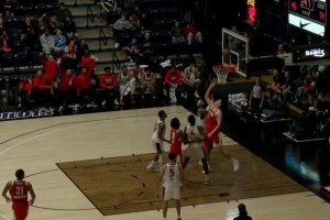 游刃有余！杨瀚森拿下前场篮板 随后单手大回环反篮打中 配图