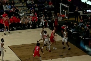 终于拿到首分！杨瀚森要位队友不给球 连续补篮终于命中！ 配图