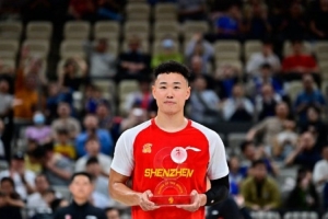 充分认可!恭喜贺希宁领取CBA第二期最佳国内球员奖杯 配图