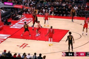 摧枯拉朽！奥孔武挡拆后接球顺下 看是申京骤然起飞单臂炸裂隔扣 配图