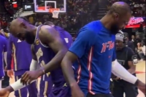 两个老不正经！詹姆斯和杰夫·格林顶臀互动 好不激情 配图