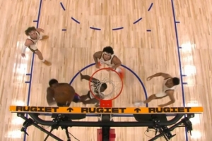 根本不在怕的！杜伦篮下接球连续对抗强攻追梦打成2+1 配图