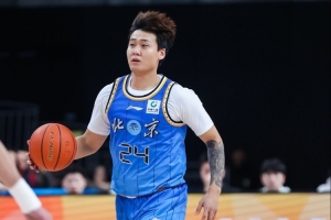 赵睿和陈盈骏利用掩护后 针对鄢手骐进行投射与突破都是很见效的 配图