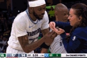 掉链子！灰熊救火队员雅罗刚打22秒隐形眼镜脱落 戴不上被换下 配图