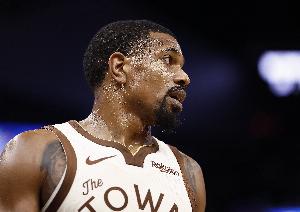 扛起进攻大旗！梅尔顿篮下吃饼+干拔三分命中 连得5分！ 配图