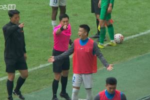 马宁半场前连出三黄：法比奥战术犯规，斯卢茨基、王世龙场边抗议 配图