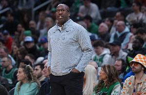 迈克·布朗：我们的防守轮转做得很差 有好几次防守断电没有节奏 配图