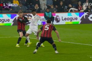 认为裁判双标!邮报:曼联将向裁判机构提出申诉 对VAR失误很愤怒 配图