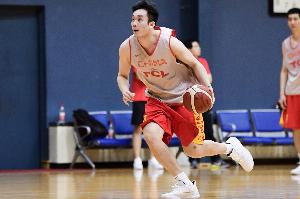 记者：在中国篮球历史上 能在3号位与丁彦雨航媲美的球员屈指可数 配图