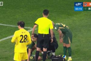 与门将相撞!记者:托利奇赛后被送往青岛当地医院,头部缝了10针 配图