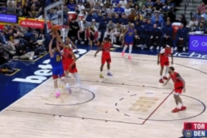 困难重重！约基奇背身单打巴恩斯 转身上篮被巴恩斯直接帽下 配图