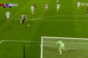 形势突变！马奎尔拉倒单刀的埃瓦尼尔森被判红点，克鲁皮点射扳平 配图