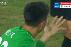 硬汉！三镇门将方镜淇小指脱臼，队医现场复位后继续比赛+扑救 配图