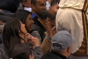 人仰马翻！追梦和佩顿各自飞身救球 均撞翻场边一堆杂物 配图