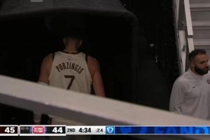 完犊子了？？波津腰有些不舒服 申请换下 随后返回更衣室 配图