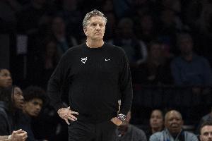 芬奇：我们抢板总是慢半拍这不够格 兰德尔只抢3个后场板这不行 配图