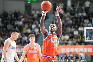 传射俱佳！皮特森半场12中7砍下21分7助 三分9中4 配图