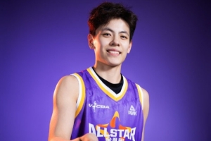 三分大赛预赛：杨舒予发挥稳定拿下17分 并列第一晋级明晚的决赛 配图