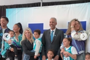 30号球衣退役!库里:恭喜父亲 他是我的领路人 比我还要爱篮球 配图