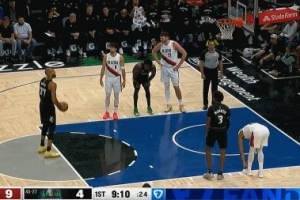 常规操作？戈贝尔罚球时认真准备长舒一口气 结果首罚三不沾 配图