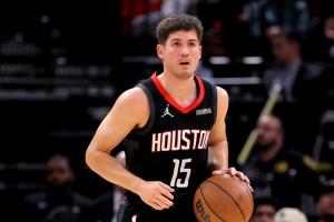 迎战11连胜老鹰！火箭调整首发阵容：下伊森 上谢泼德！ 配图