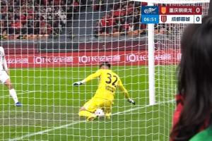比赛第6分钟，向余望抢点打门，刘殿座在门线上将球控制住 配图