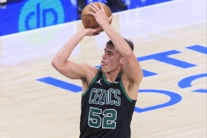 板凳匪徒!加尔扎12投9中&罚球5中3得22分8板1助1断 正负值+9 配图