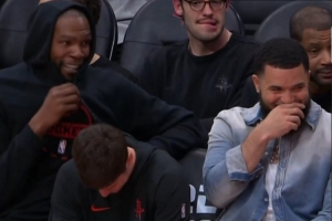 都挺高兴!大比分领先后KD终于笑了 还有范弗里特和小谢 配图