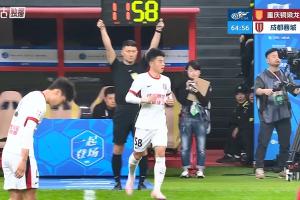 比赛第64分钟，韦林顿受伤无法坚持，廖荣祥替补登场 配图