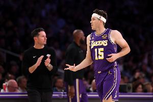 追梦：湖人季后赛关键在里夫斯 若他像上赛季那样降档 湖人走不远 配图