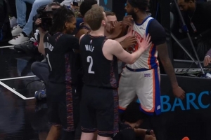 火药味！米切尔·罗宾逊强攻造杀伤 同时撞飞特拉奥雷引冲突 配图