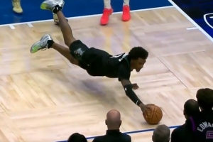 积极呀！麦丹抢前场板精彩鱼跃救球 快出界时空中喊出暂停！ 配图