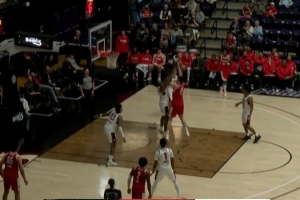 持续输出！杨瀚森持球强攻 对抗防守单脚起跳抛投得手 配图