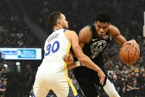 苏群：NBA鼓励雄鹿把字母给勇士 让勇士卖110亿 拉动别队一起升值 配图