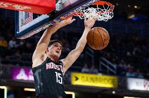 乌度卡：换首发是想增加空间&提升投篮 让不同类型球员各尽其职 配图