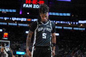 上一场缺阵!明天马刺战步行者 卡斯尔因右髋部紧张出战成疑 配图