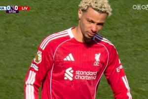 含泪离场！埃基蒂克受伤试图坚持未果，开场不到7分钟被换下场 配图