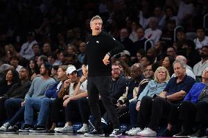 芬奇：上半场完全没有防守专注力 提高身体对抗局势就会转变 配图