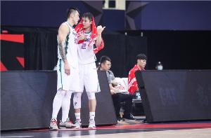 陶汉林:丁神退役了 心情很复杂 感觉我的青春也该结束了吧 配图