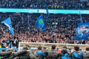 山呼海啸氛围不输五大联赛!大连英博上演震撼谢场 配图