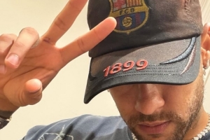 难忘红蓝岁月！内马尔社媒晒巴萨主题穿搭 配图