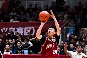 任重道远！李悦洲6中2拿到5分3板4助 有3失误&5犯离场 配图