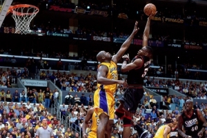 奥尼尔:艾弗森输总决赛要怪穆托姆博 后者说他能单防我 配图