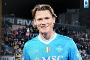 开场闪击！官方：麦克托米奈当选那不勒斯1-0卡利亚里全场最佳 配图