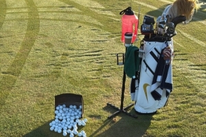 阳光明媚！詹姆斯晒早起打高尔夫动态 配图