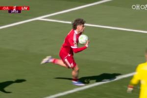 鬼魅跑位！邓克头球后蹭送礼，凯尔凯兹闪身挑射助利物浦1-1扳平 配图